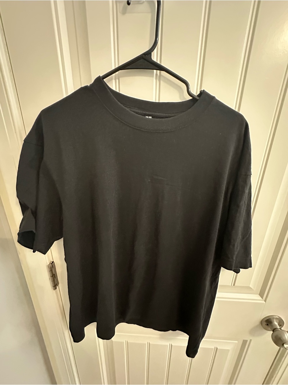 Uniqlo Cropped Black Short Sleeve Crew Neck Tee